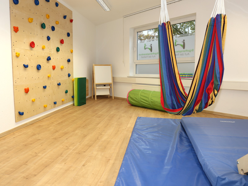 Behandlungszimmer mit Hängematte und Sprossenwand