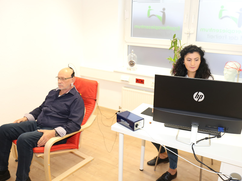 Neurofeedbacksitzung mit Therapeutin und Patient