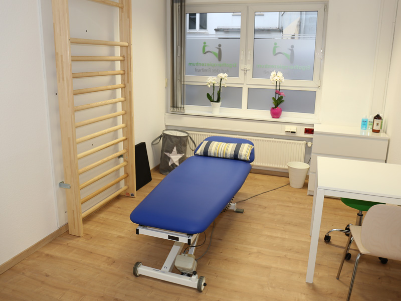 Behandlungszimmer mit Liege und Sprossenwand