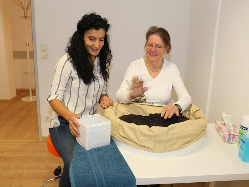 Patientin bei der Handtherapie